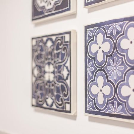 Tm Aparts Dortmund Luaran gambar Azulejos in the interior of the hotel