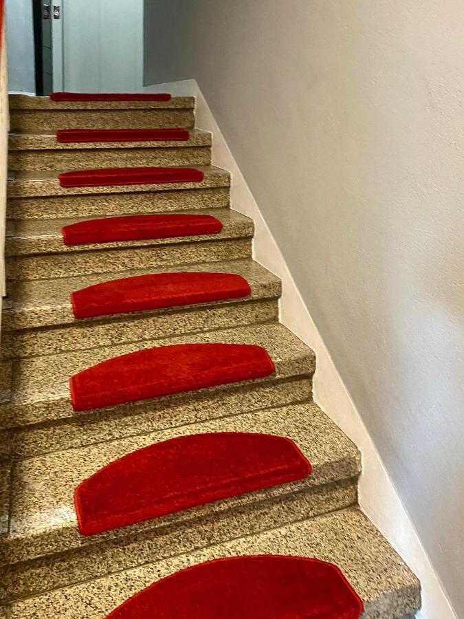 Tm Aparts Dortmund Luaran gambar Carpet on a staircase
