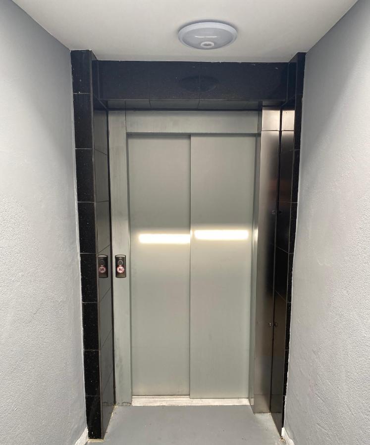 Tm Aparts Dortmund Luaran gambar A typical elevator door