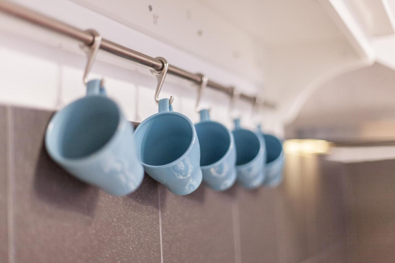 Tm Aparts Dortmund Luaran gambar Mugs hanging on a rail