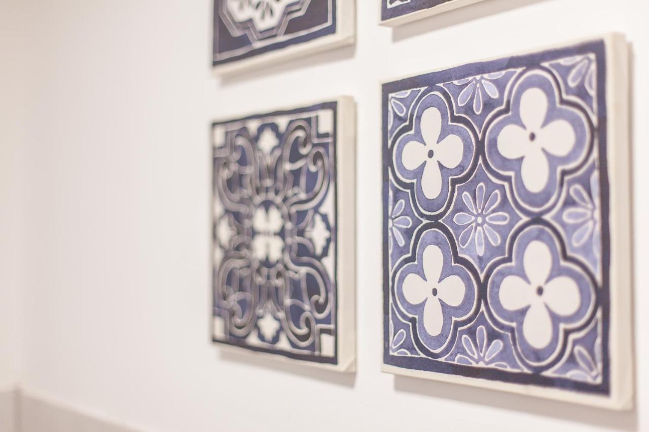 Tm Aparts Dortmund Luaran gambar Azulejos in the interior of the hotel